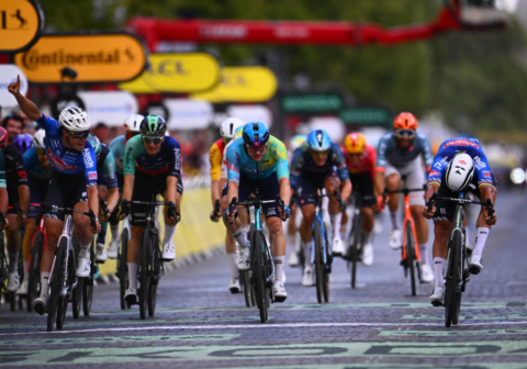 Fenomenale Van der Poel wint op grootse wijze slotetappe Tour de France